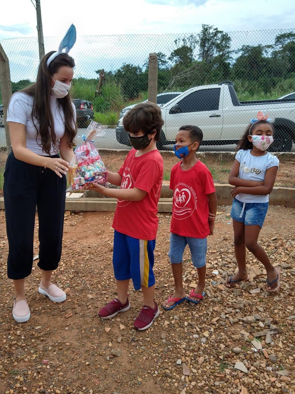 O Projeto com Amor realizou neste sábado (03), na sede da CUFA Sorriso ações que beneficiou 216 famílias através das doações de cestas básicas