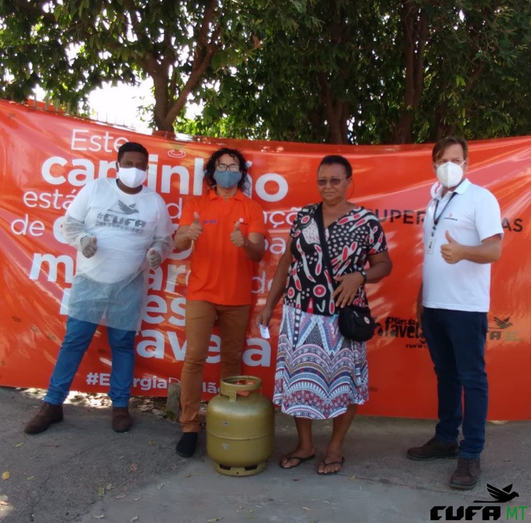 CUFA EM PARCERIA COM A SUPERGASBRAS DISTRIBUEM 108 GÁS DE COZINHA EM FAVELA DE VÁRZEA GRANDE-MT